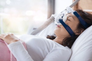 Woman sleeps with CPAP mask that does not fit properly and has dry mouth symptoms