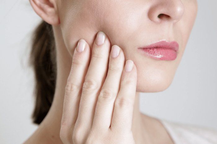 woman with sore mouth, dry mouth