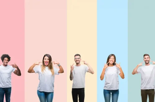 5 people smiling on pastel colors