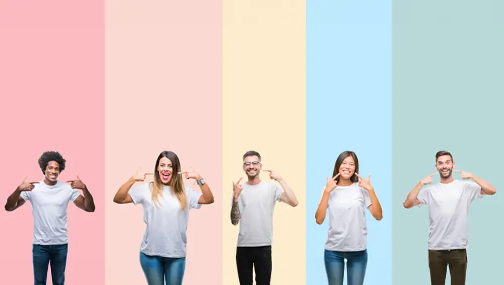 5 people smiling on pastel colors