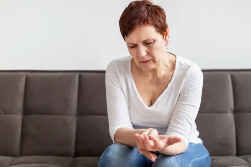 A lady experiencing uncomfortable Sjögren's syndrome symptoms.