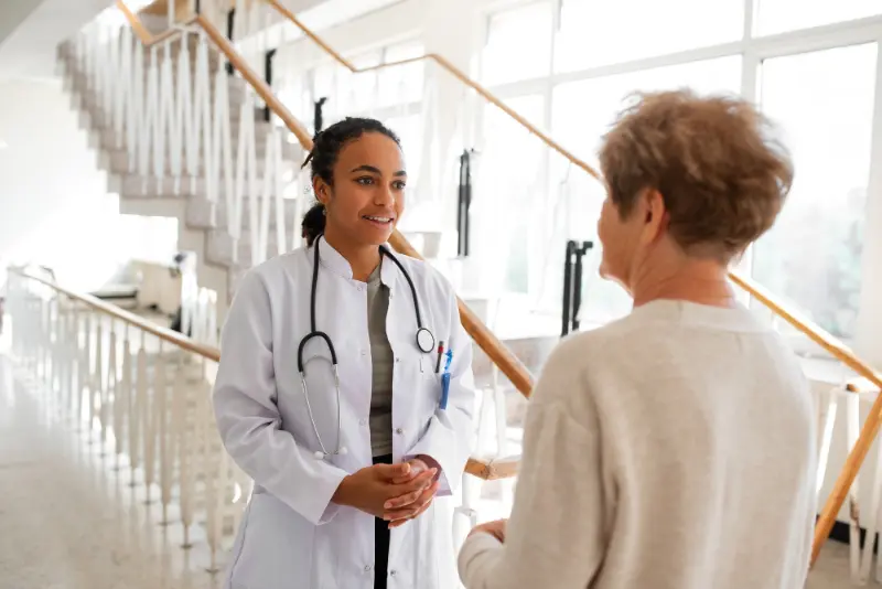 A woman discussing her Sjögren's syndrome symptoms with her doctor. 